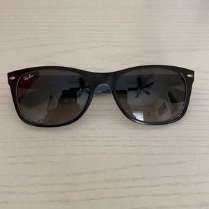 ray ban wayfarer sunglasses in black/ light blue